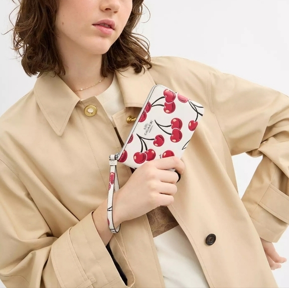 🔹️Coach🔹️ Corner Zip Cherry Print Wristlet ✨️🍒 - Picture 2 of 6
